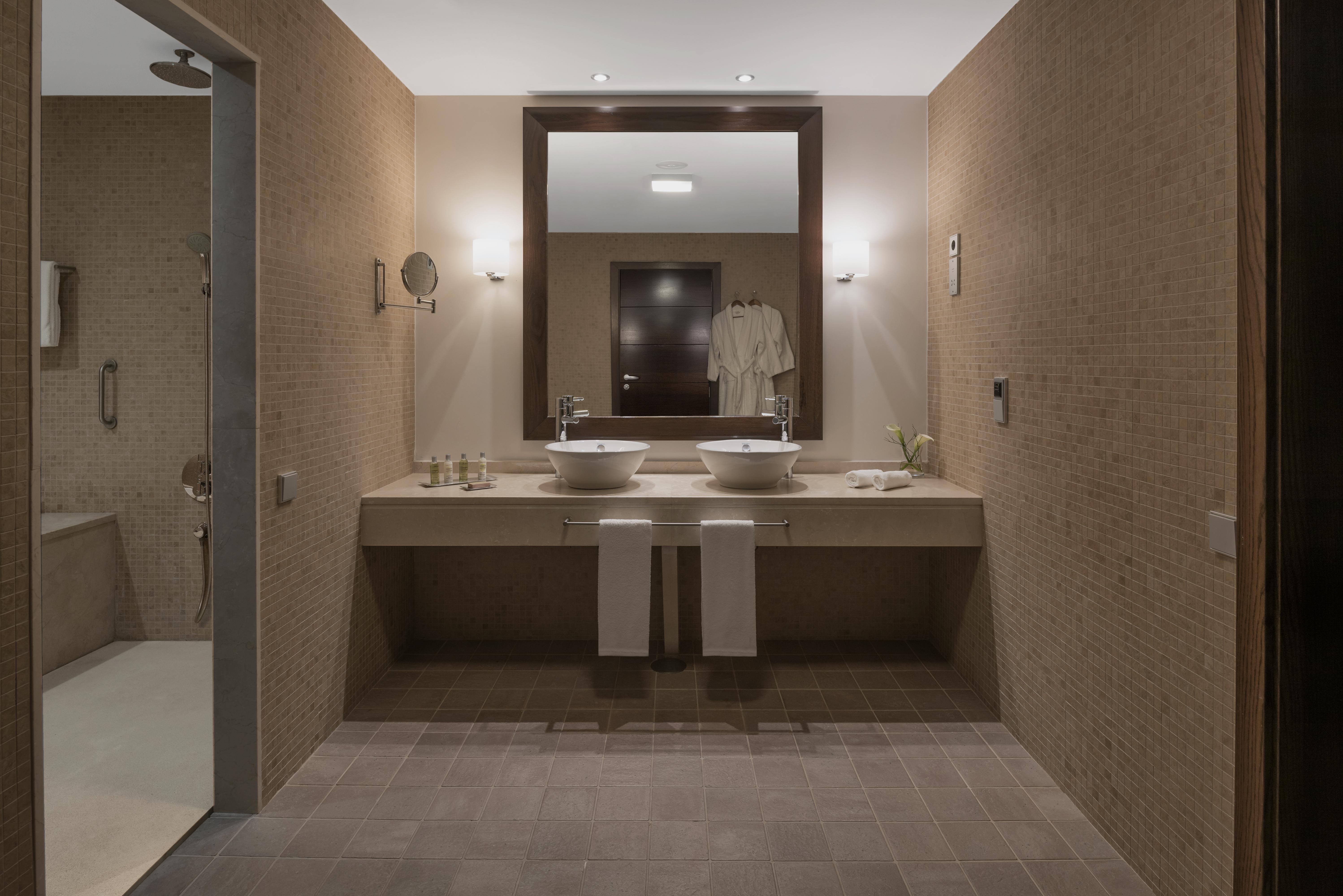 Doubletree By Hilton La Torre Golf Resort Roldan Exterior photo Bathroom
