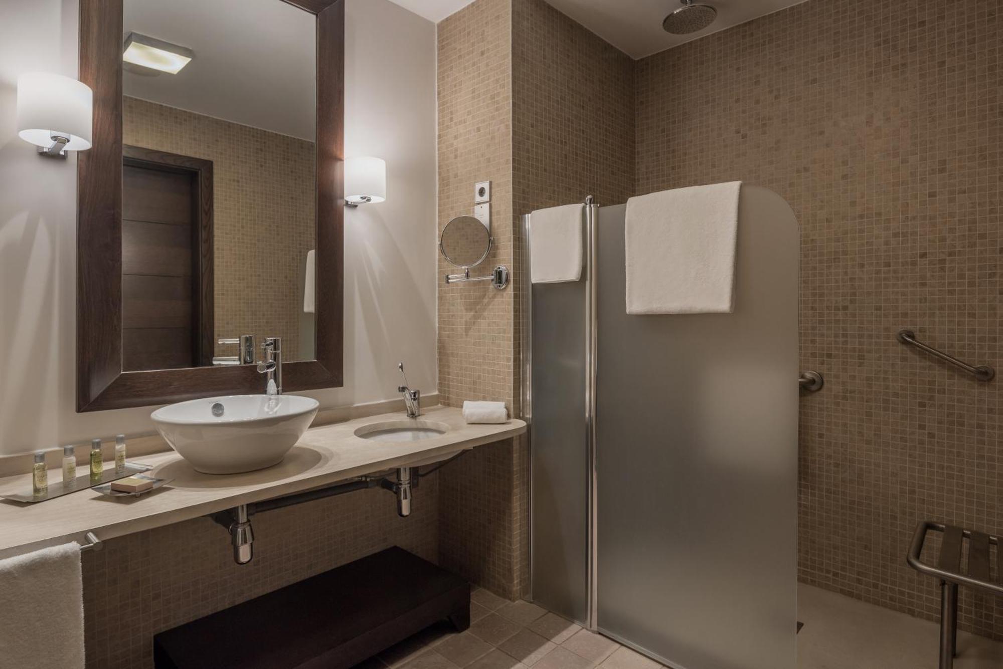 Doubletree By Hilton La Torre Golf Resort Roldan Exterior photo Bathroom
