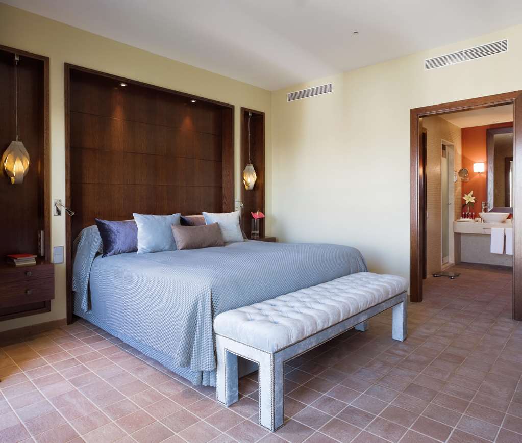 Doubletree By Hilton La Torre Golf Resort Roldan Room photo A bedroom at the hotel